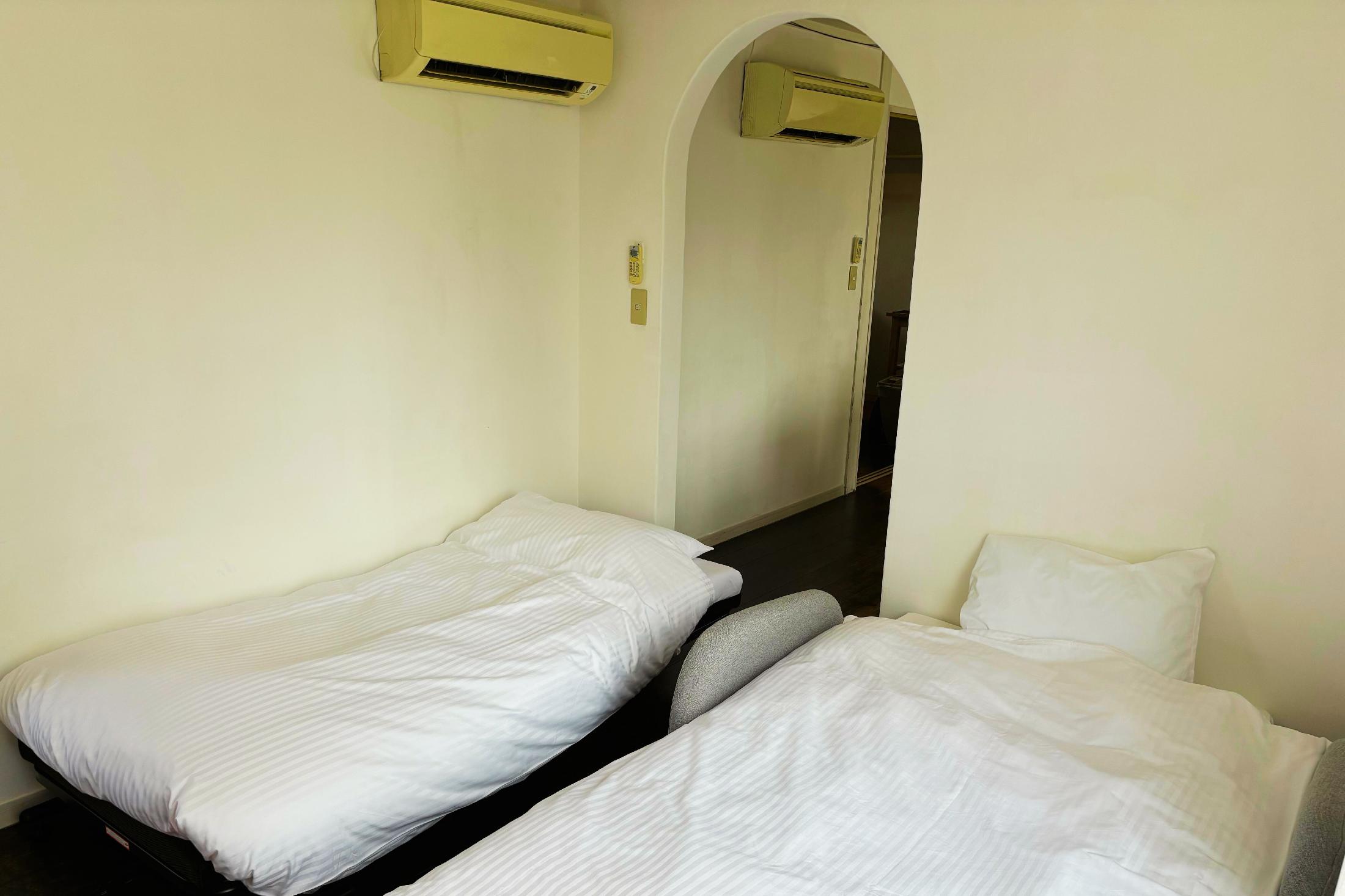 A&B Home Group ランタン キングコテージ 2個セット A&B Home Group Lanterns King Co 並行輸入品 ハンギング ステック 4段組立式 ダブル フック 高さ175cm ハンギング