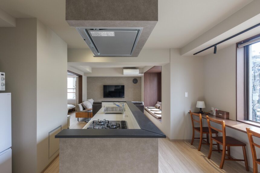 熊本城のすぐそば、繁華街へも徒歩2分の場所にある宿泊施設です。